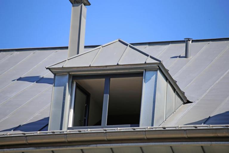 Toiture en zinc à Charleville-Mézières, quels avantages pour votre couverture ?